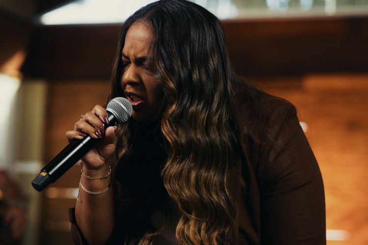 Cleyde Jane lança o clipe da canção “A Igreja Tem Dono” pela Central Gospel Music