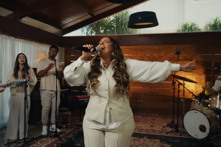 Cleyde Jane lança o clipe da canção “Jeová”, escrita por Fernandinho